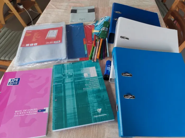 Lot d'articles scolaires en très bon état.