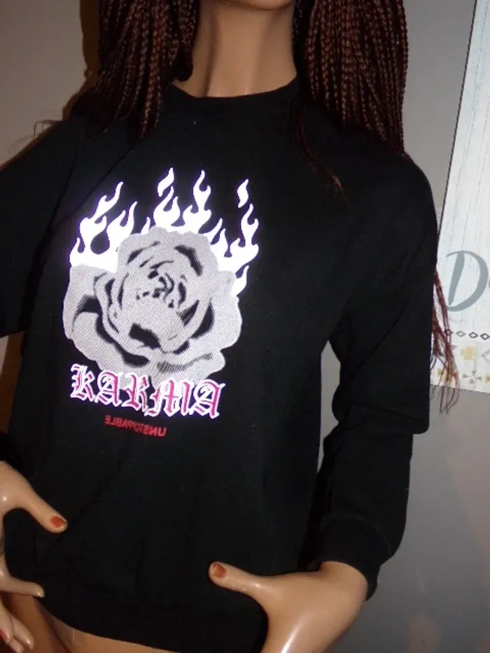 Pull avec rose - photo numéro 2