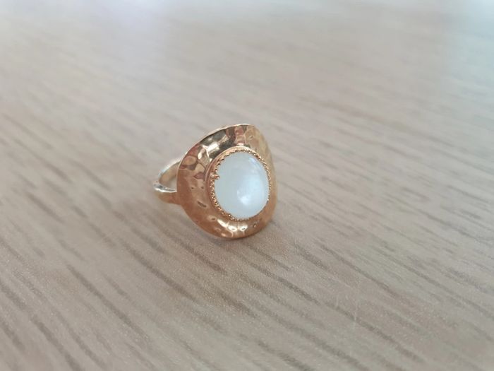 Bague pastille martelée plaqué or 18 carats et pierre de lune taille 56 neuve - photo numéro 2