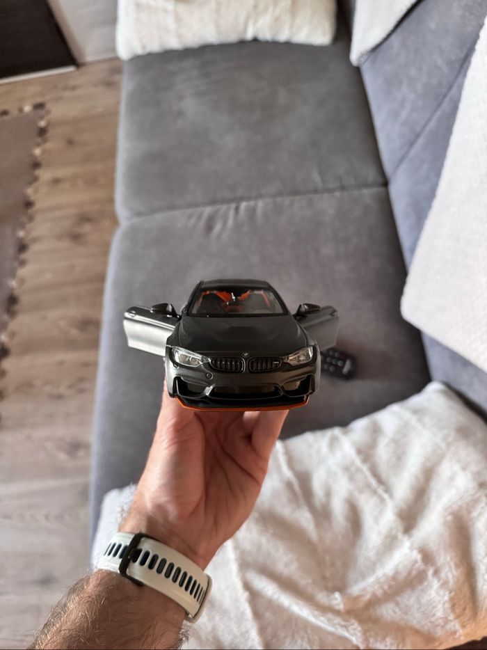 BMW M4 GTS noir/orange 1:24 Neuf + Emballage - photo numéro 3