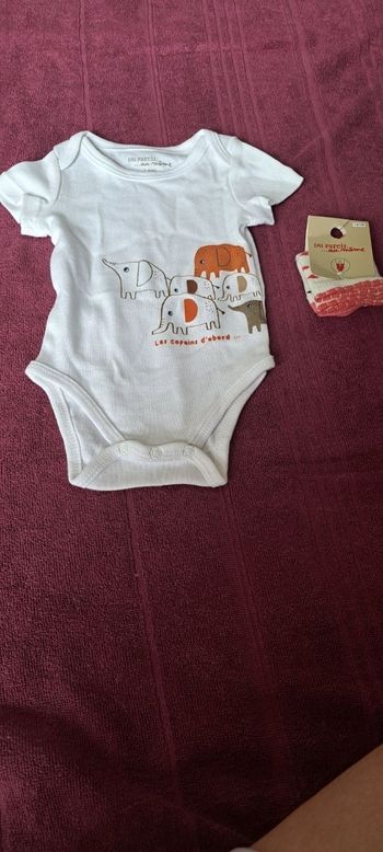 Body ete 1 mois  et paire de chaussettes neuve dans son emballage