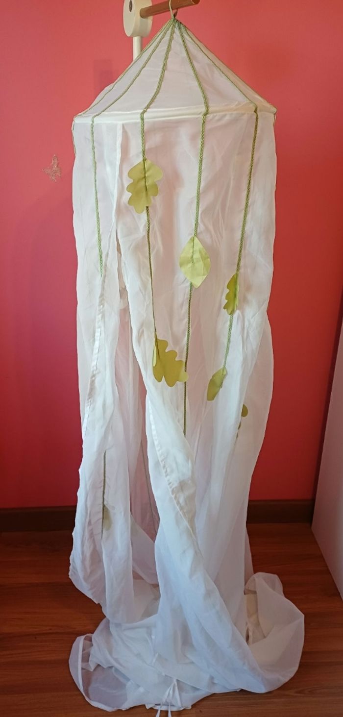 Ciel de lit bébé en voile blanc et feuilles vertes