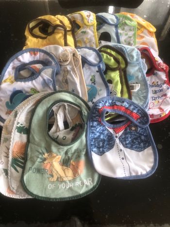 Lots de 26 bavoirs un peu de toute les couleurs 