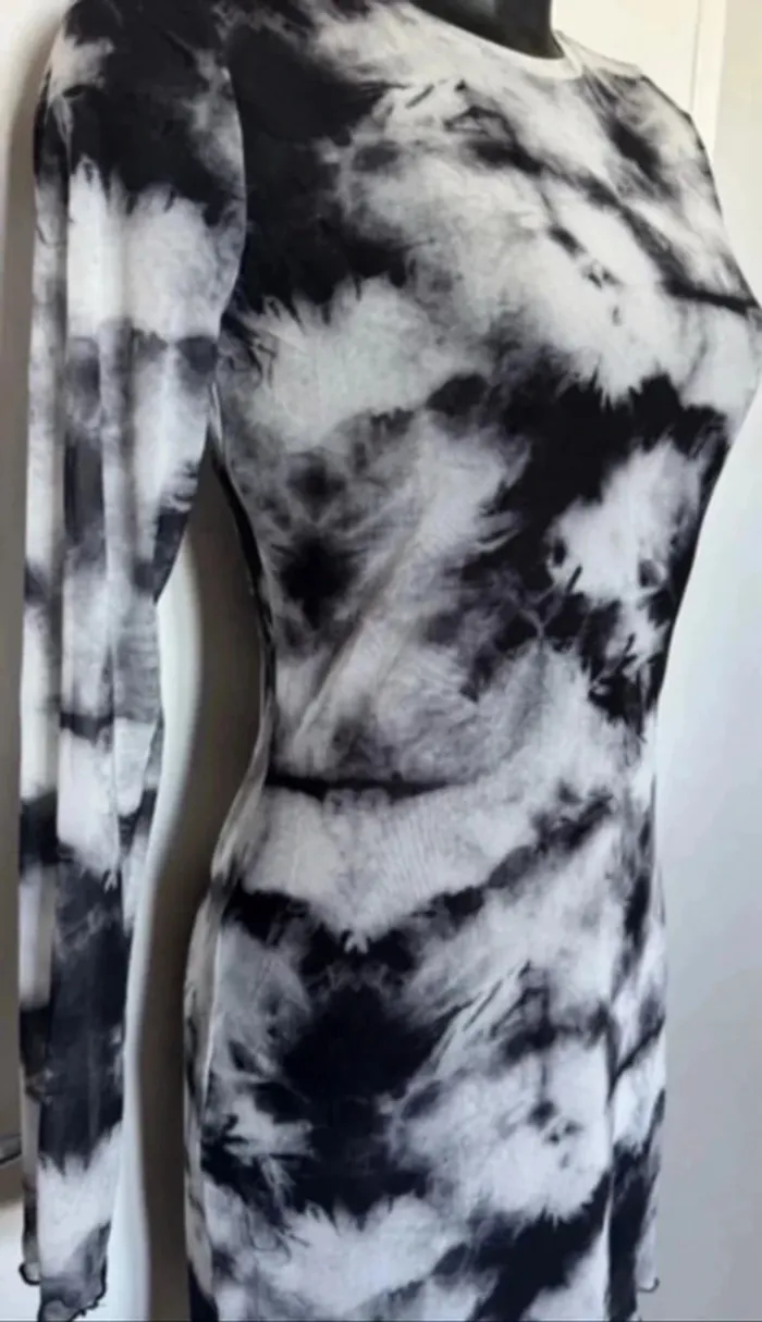 Jolie robe moulante noire et blanche - photo numéro 2