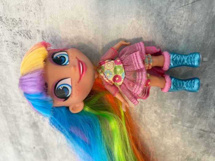 belle poupée aux cheveux longs arc en ciel - photo numéro 3