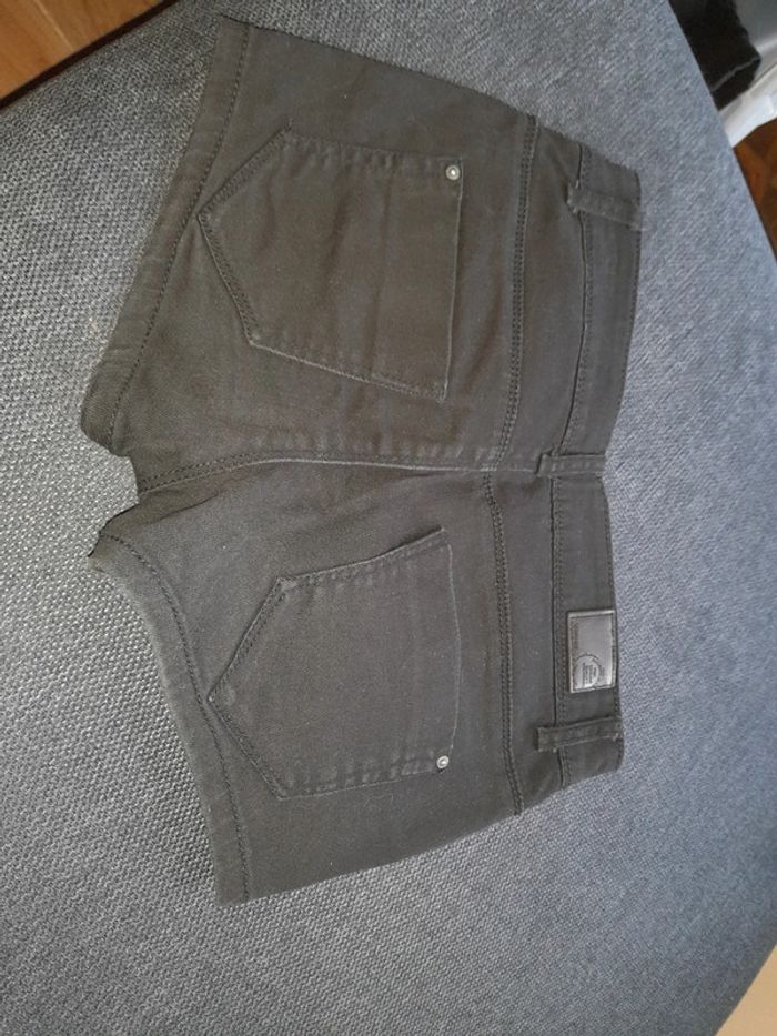 Short noir 16 ans / 32 - photo numéro 4