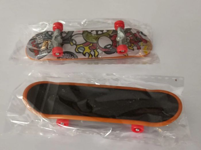 2 petits skates décorés