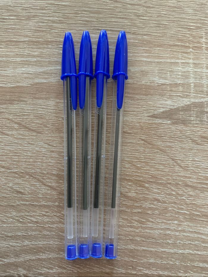 4 stylos bic bleus