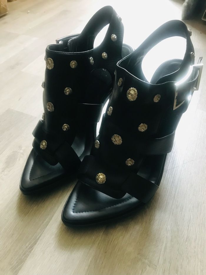 Sandales versus Versace - photo numéro 2