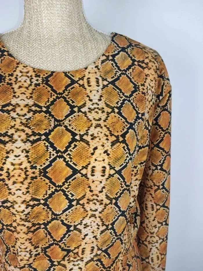 Robe mi-longue manches longues dos en V motif imprimé python noir brun beige taille M Mango - photo numéro 4