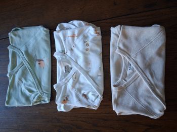 Lot de 3 bodies mixtes à manches courtes et ouverture par devant de marque Kiabi