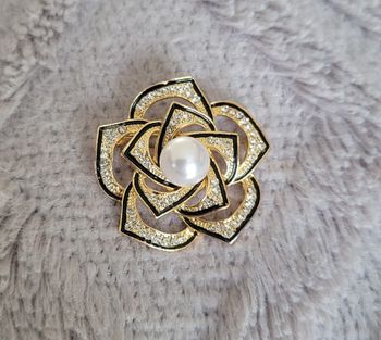 BROCHE FLEUR CAMELIA  NOIRE DOREE STRASS  ! NEUF !