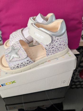 Sandales d'été fille en cuir tout doux et souple. Taille 26. Neuf. Geox 