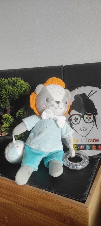 dpudou peluche activité mots d'enfants lion gris bleu balle anneau noeuds