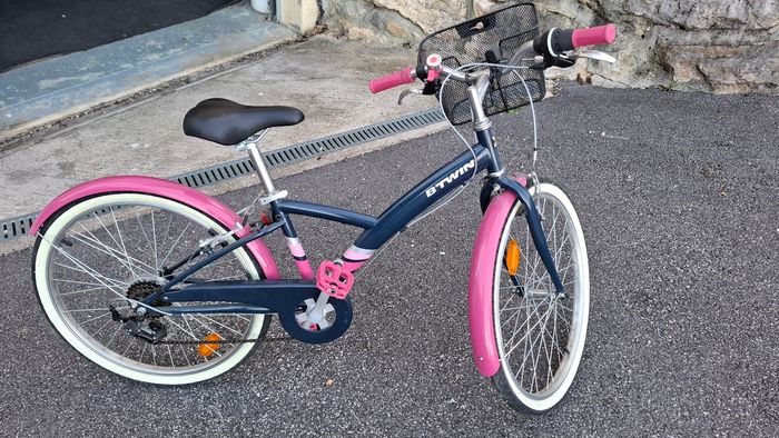 Vélo VTC BTWIN Décathlon 24 pouces très bon état. Remise en mains propres uniquement secteur Annecy
