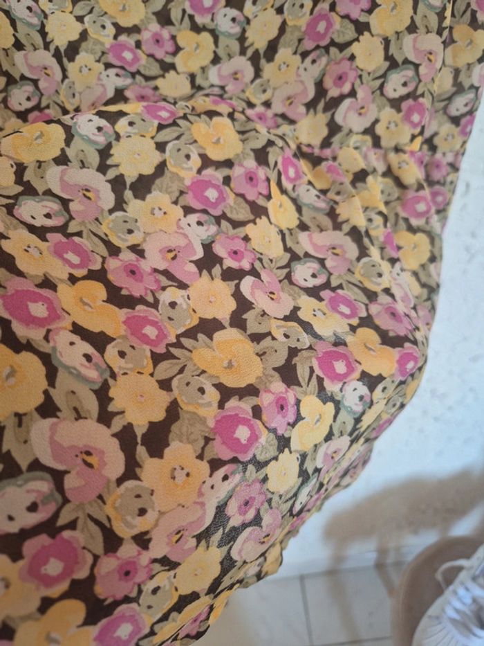 Joli haut péplum à fleurs légèrement transparente Kiabi taille 50/52 - photo numéro 9