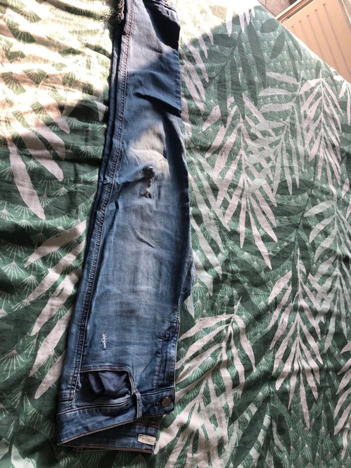 Jeans troué - photo numéro 2