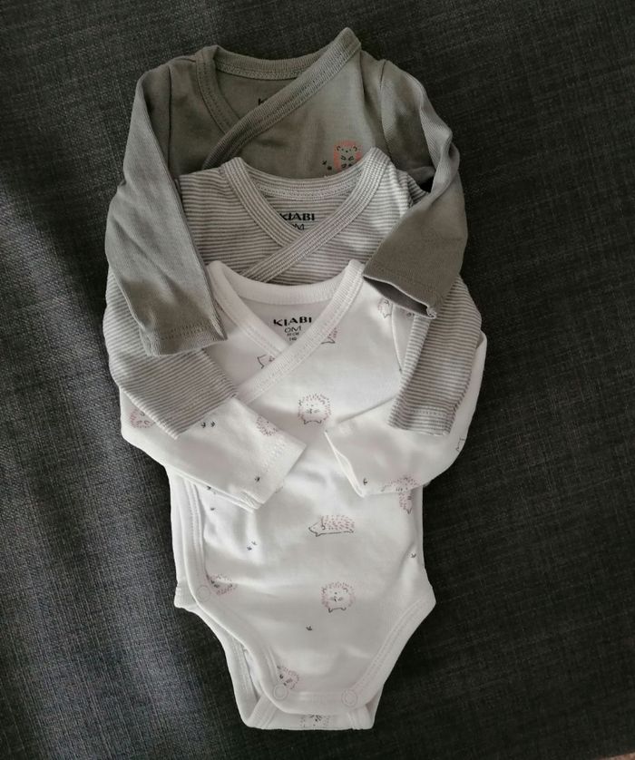 Lot bodies bébé 0 Mois - photo numéro 2
