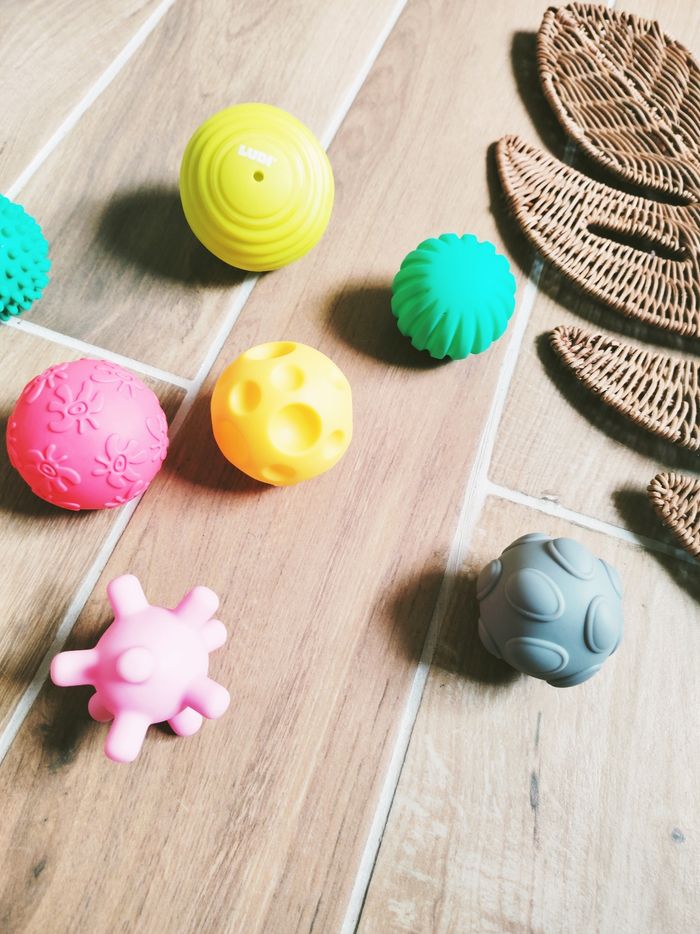 👶Lot de 7 balles multicolores sensorielles en plastique premier âge marque Ludi - photo numéro 3