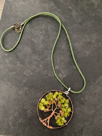Collier arbre de vie pierres vertes
