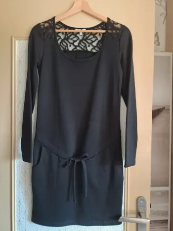 Robe noire de maternité molletonnée légèrement avec dentelle et lien portée 1 fois pour photos S