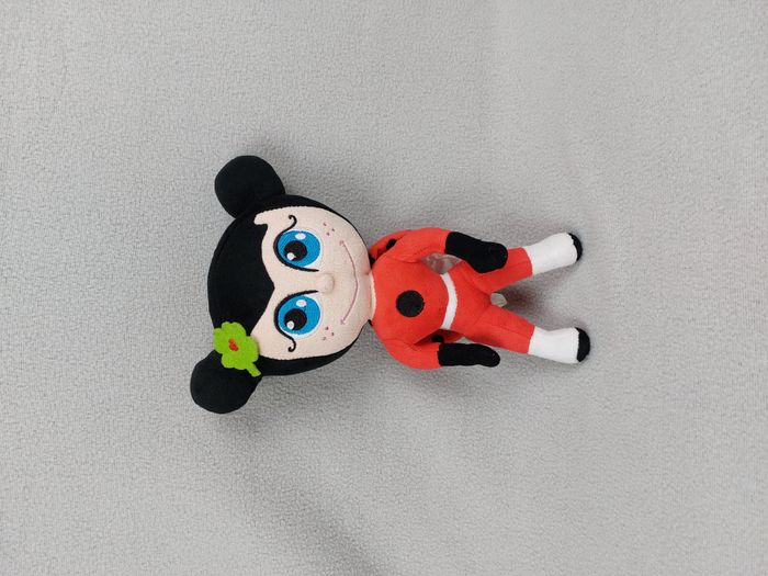 Peluche doudou poupée fille coccinelle SOCIETE GENERALE rouge noir fleur 27 cm