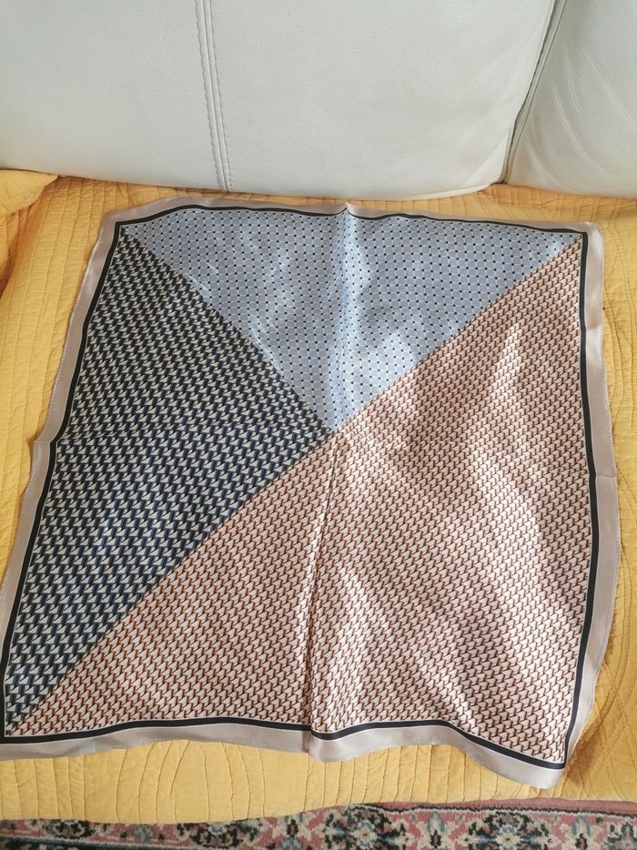 Joli foulard pure soie neuf
