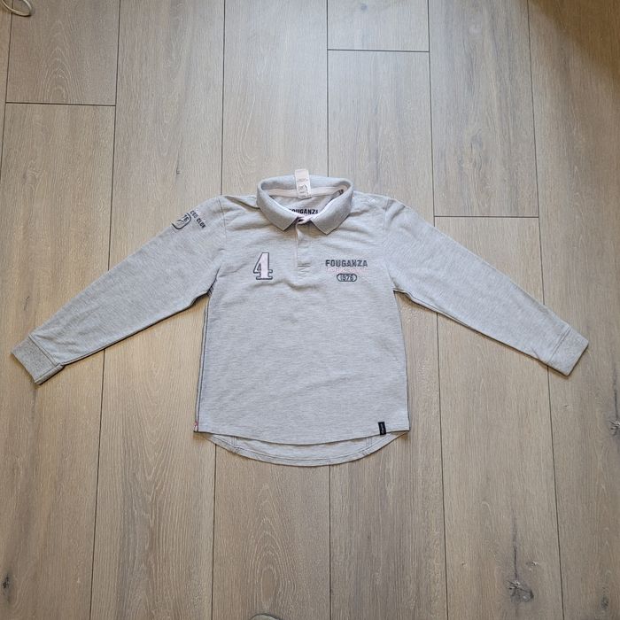 Polo gris. Fille ou garçon 8 ans. Marque Oxylane