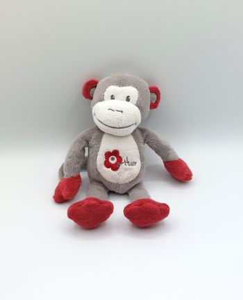 Doudou peluche singe gris blanc rouge bordeaux Arthur et Lola Bébisol 24 cm