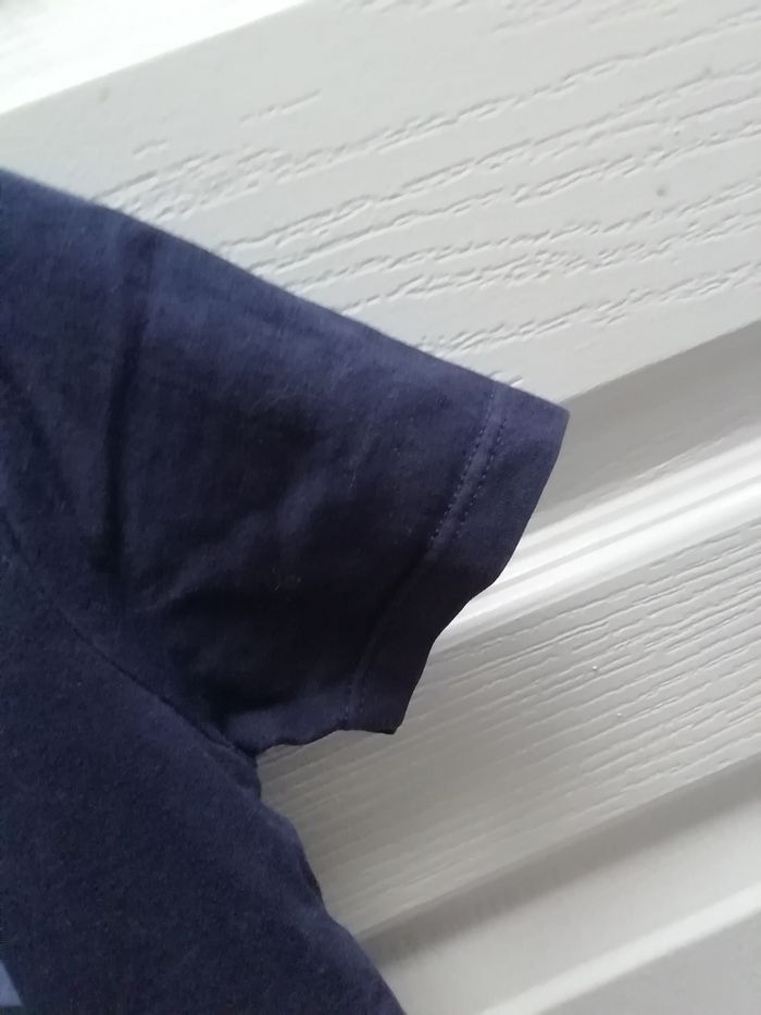 Vends t-shirt garçon été bleu marine avec motif sur le devant. - photo numéro 4