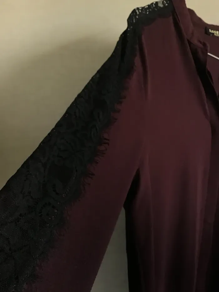 Blouse bordeaux avec dentelle noire marque Akoz - photo numéro 4
