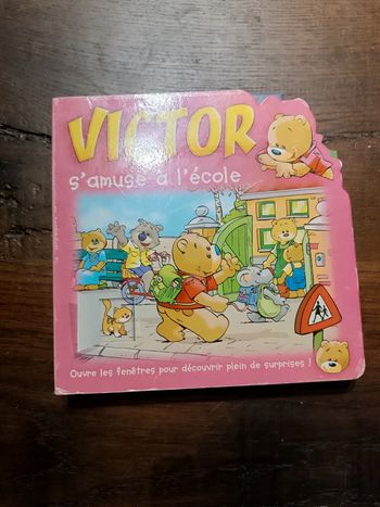 Victor s'amuse à l'école