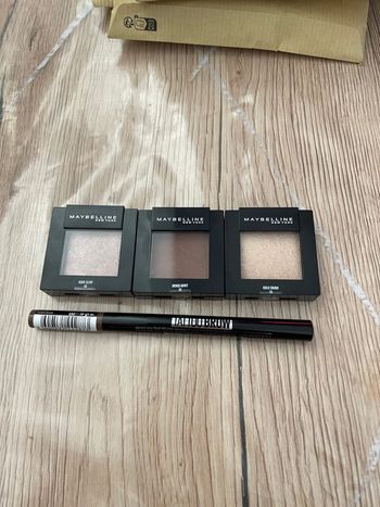 Lot de trois fardes à paupières et un crayon à sourcils.