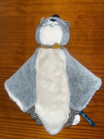 Doudou plat chat gris clair blanc Fernand, les moustaches