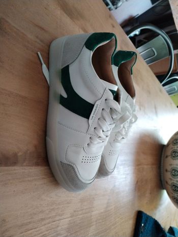 Baskets blanc et vert foncé