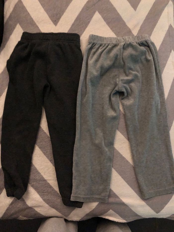 Le lot de 2 pantalon taille 4 ans le pantalon gris foncer à quelques signe d’usure mes reste en bon état voir photo joint et le pantalon gris clair est en très bon état - photo numéro 6