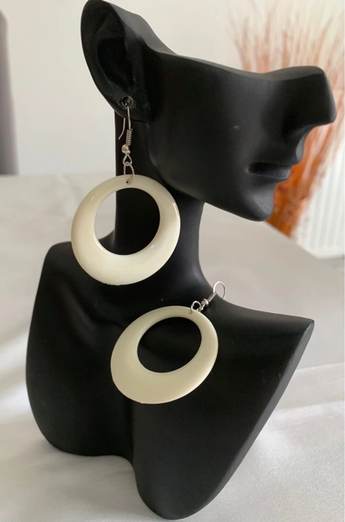 Boucles d’oreilles pendantes rondes blanches années 80 - photo numéro 3