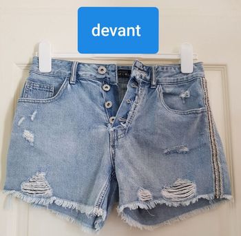 short jean bleu, liseré 2 côtés gris foncé écru et argenté, faux accrocs