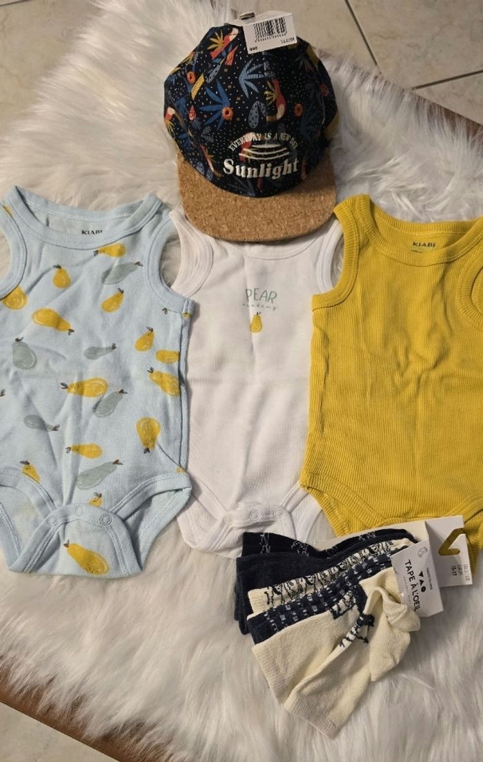 NEUFS (NON PORTÉS)🏷🤩🥰 lot bodies débardeurs, casquette, chaussettes 18mois Garçon 🥰🤩🏷