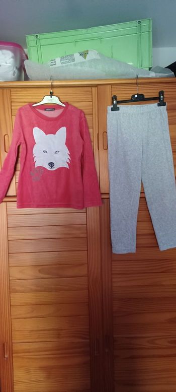 Très beau pyjama 2 pièces fille T 8 ans 