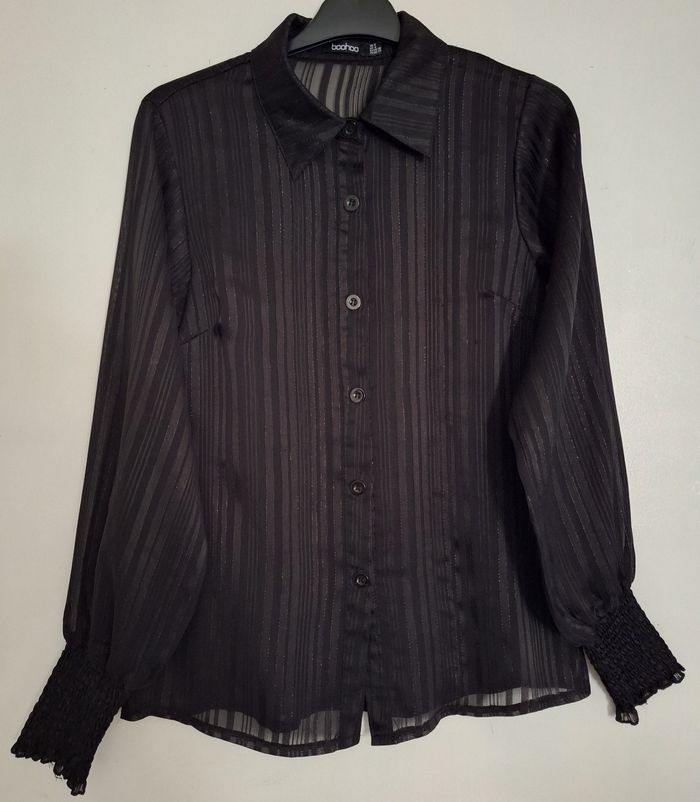Chemise masculine transparente et brillante