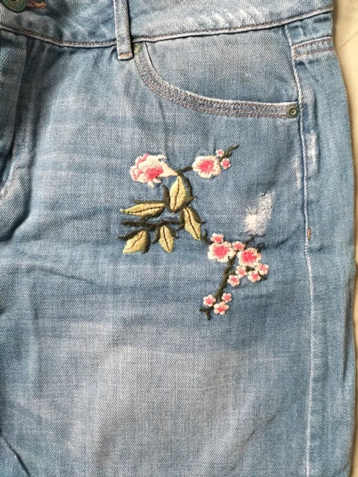 Short en jean détails fleurs - photo numéro 3