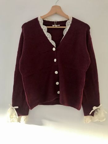 Gilet bordeaux à dentelle