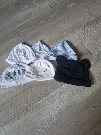 Lot 6 bonnets taille naissance à 1 mois