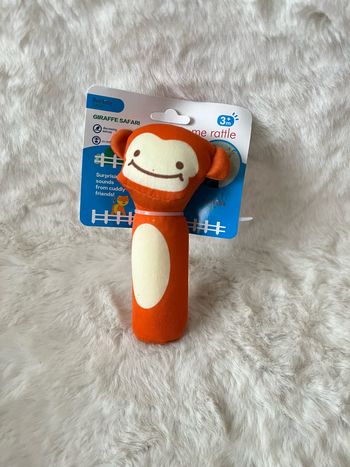 Ours pour bébé 14 cm x 4 cm couine dans les mains de bébé