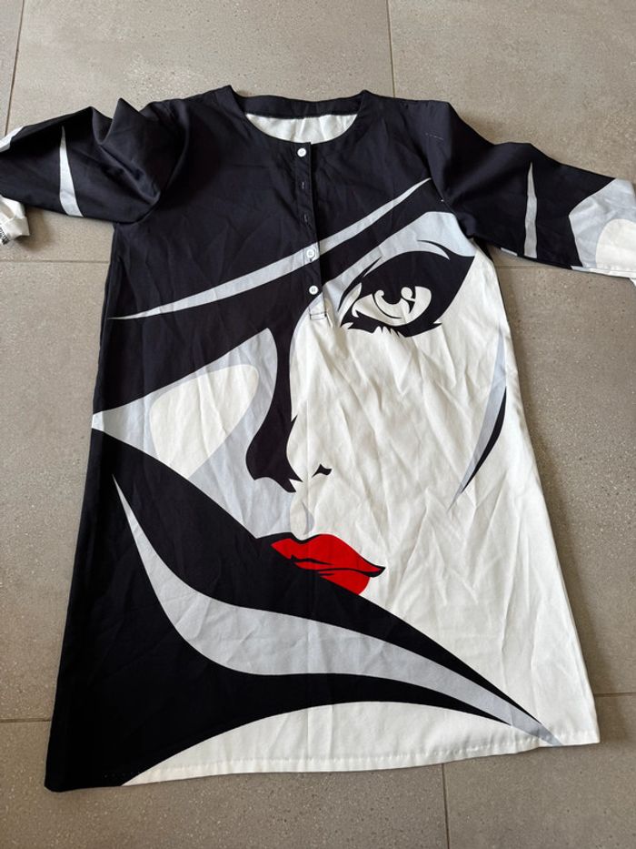 Tunique taille XL, bon état mais une petite trace