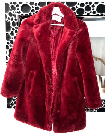 Manteaux fausse fourrure rouge stradivarius 36🌸