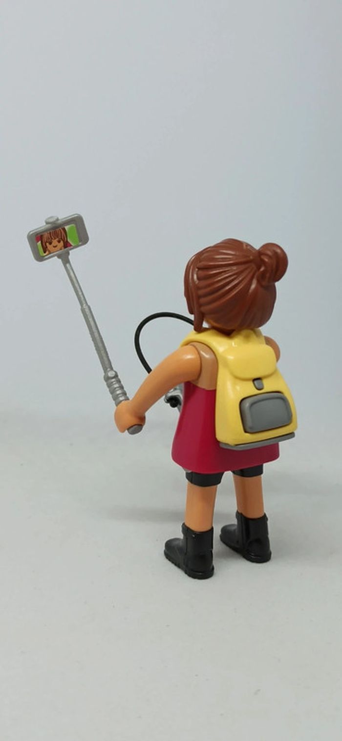 Femme randonneuse avec appareil photo et perche à selfie playmobil - photo numéro 4