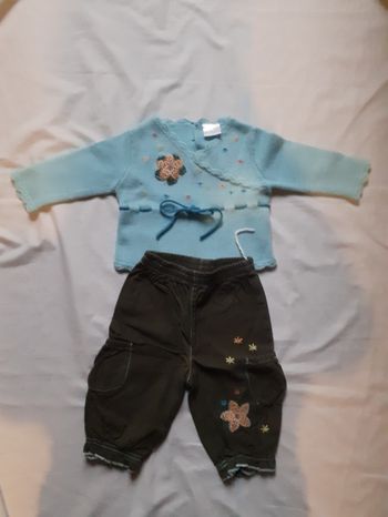 Ensemble pull turquoise cache cœur motif fleurs et pantalon kaki motif fleurs