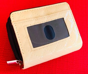 Portefeuille beige brillant, intérieur noir, pour femme